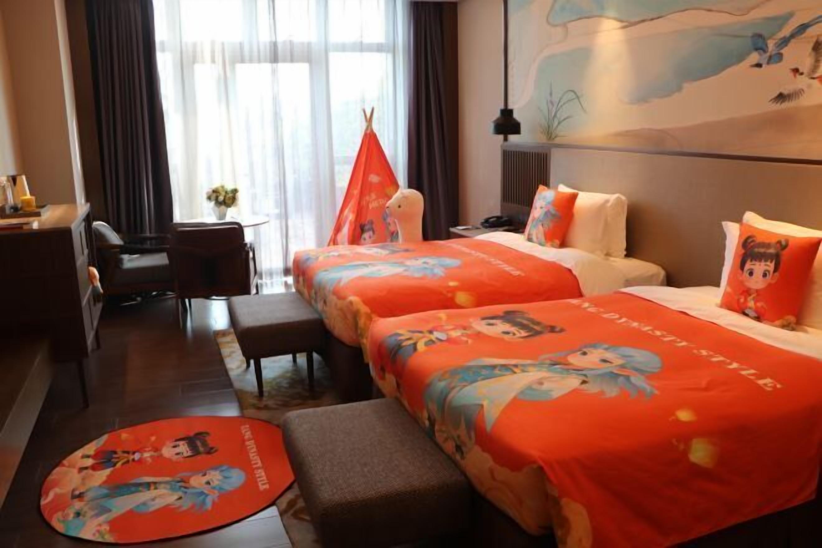 Brankas, meja kerja, ruang kerja ramah laptop, dan tirai kedap cahaya