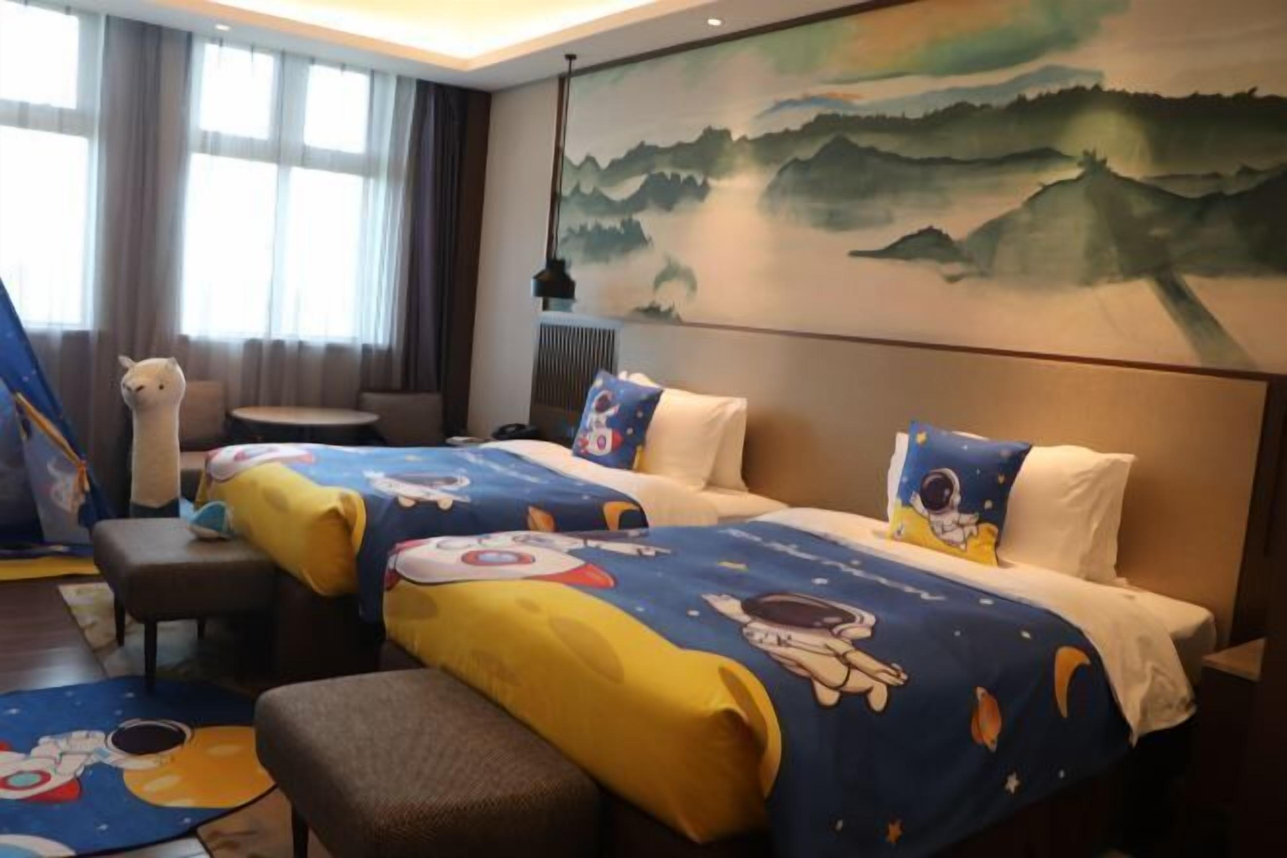 房內夾萬、書桌、手提電腦工作空間、遮光窗簾/窗簾