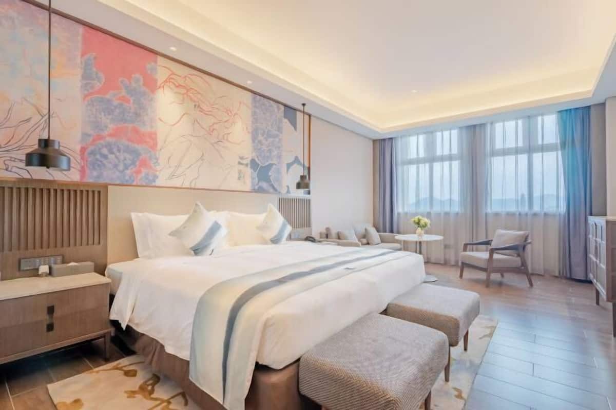 In-room safe, desk, laptop workspace, blackout curtains