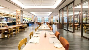 2 restaurants; lunch, dinner, and brunch served