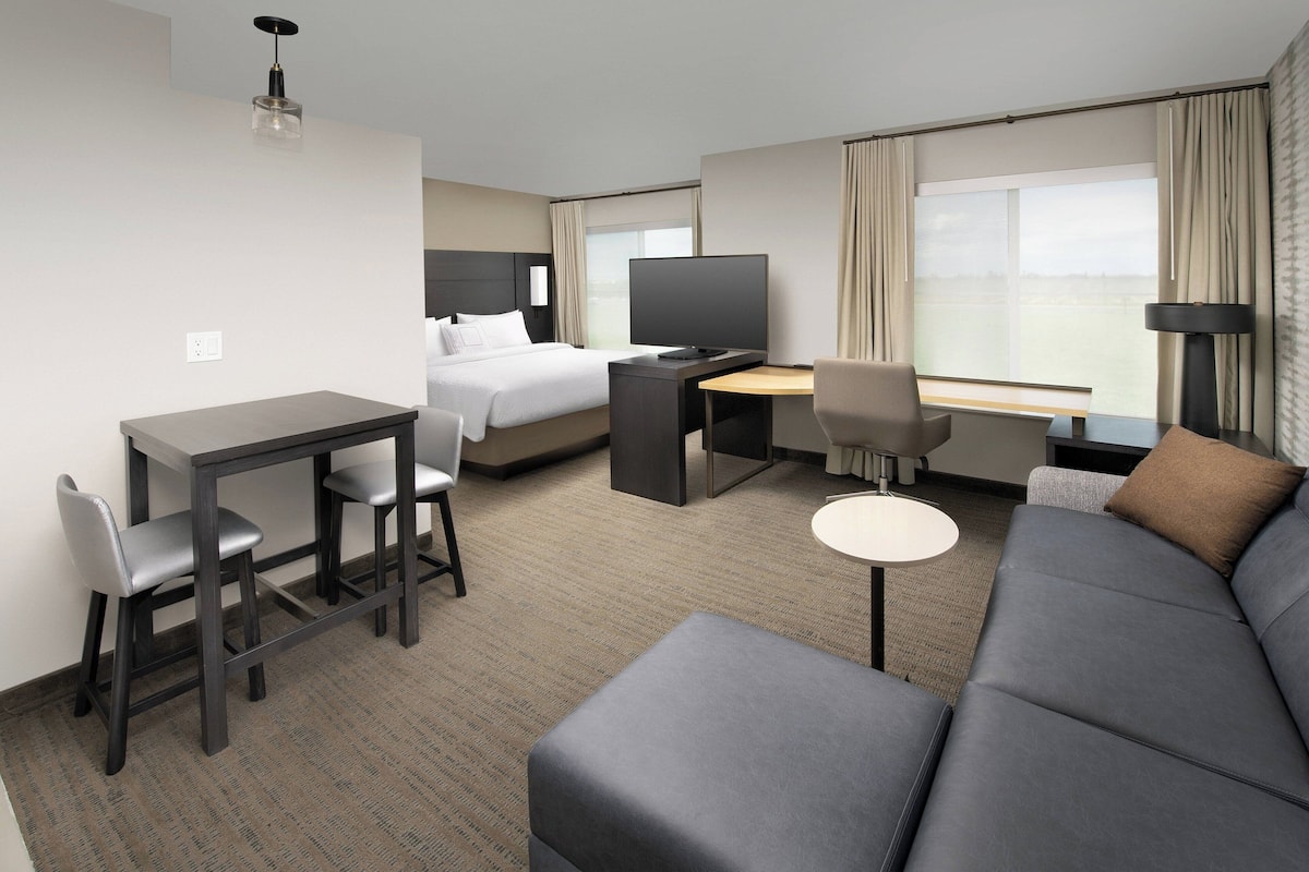 Hypo-allergenic bedding, in-room safe, desk, laptop workspace