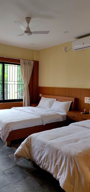 Premium bedding, down comforters, in-room safe, individually decorated - Rhino Land Jungle Lodge (Sauraha)