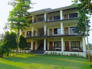 Property grounds - Rhino Land Jungle Lodge (Sauraha)