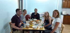 Phục vụ bữa sáng, bữa trưa và bữa tối 