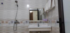 Chambre double, salle de bain privée | Salle de bain | Douche, séchoir à cheveux, pantoufles, serviettes fournies