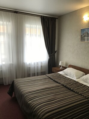 スタンダード ダブルルーム 禁煙 | デスク、ベビーベッド、WiFi (無料)、ベッドシーツ