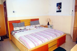 Kahden hengen deluxe-huone, 1 parisänky | Työpöytä, vuodevaatteet