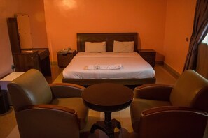 Desk, free WiFi, bed sheets - Pacific Hotels & Suites (Lagos)