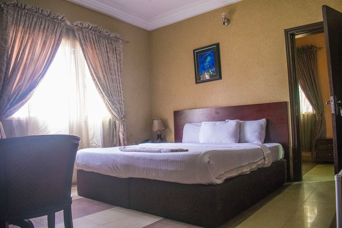 Escritorio, wifi gratis y ropa de cama 