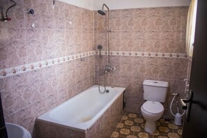 Phòng đôi Deluxe, 1 giường đôi | Phòng tắm | Bồn tắm ngâm, vòi sen phun mưa, đồ dùng nhà tắm miễn phí, khăn tắm 