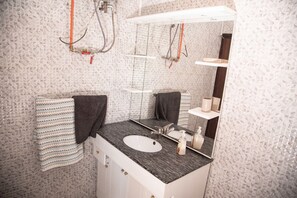 Chinelos, toalhas de banho