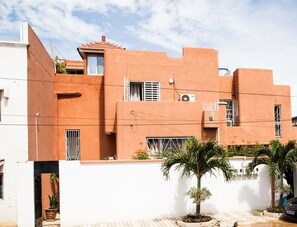 Vista frontal de la propiedad