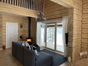 พาโนรามิกชาเลท์, 3 ห้องนอน, ไมโครเวฟ, วิวทะเลสาบ | บริเวณนั่งเล่น | ทีวี, เตาผิง, พื้นอุ่น