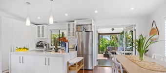 Como Palm Retreat Rye Holiday Home with Pool