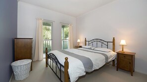 4 soverom, strykejern/-brett, internettilgang og sengetøy