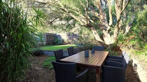 Outdoor dining - Back Beach Hideaway - Family friendly beach house (BLAIRGOWRIE)