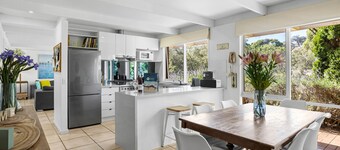 Quarterdeck - Picturesque location close to Shelley Beach!