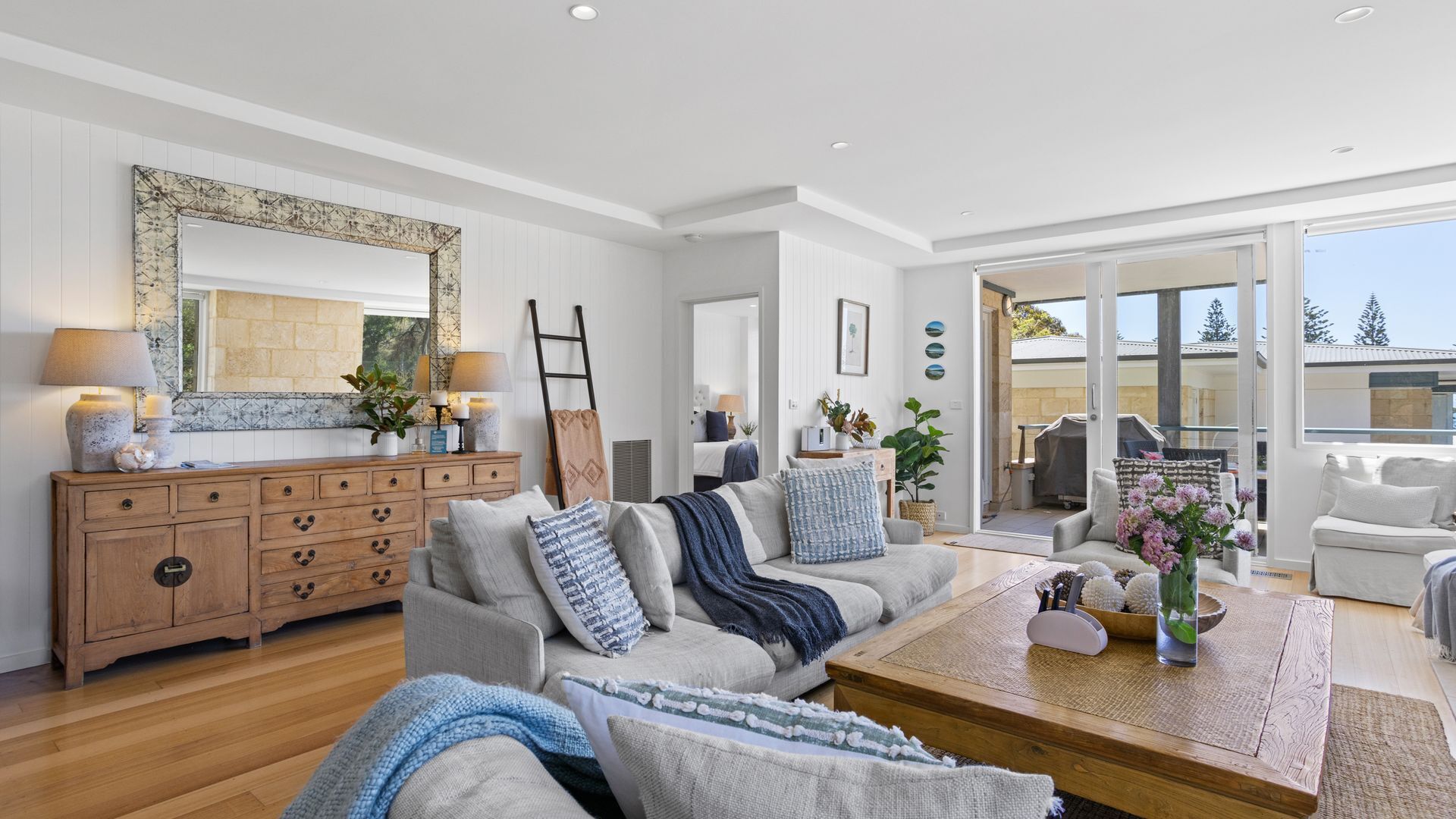 Télévision, cheminée, lecteur de DVD, chaîne hi-fi