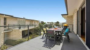 Outdoor dining - Sorrento City Style - Modern townhouse only minutes from the shops and beach (SORRENTO)