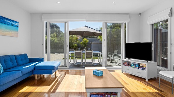 TV, DVD player, stereo - Bluetopia - Contemporary coastal beach house with solar heated pool (RYE)