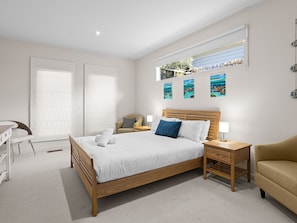 3 bedrooms, iron/ironing board, WiFi, bed sheets - Bluetopia Spacious Rye Retreat with Pool and BBQ (RYE)