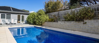 Bluetopia Spacious Rye Retreat with Pool and BBQ