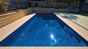 A heated pool - Bluetopia - Contemporary coastal beach house with solar heated pool (RYE)