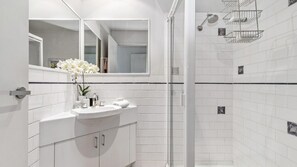Douche, sèche-cheveux, serviettes fournies