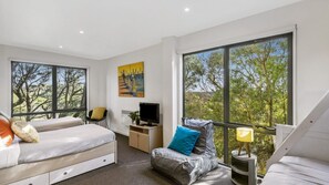 5 bedrooms, iron/ironing board, Internet, bed sheets