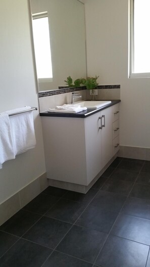 Douche, serviettes fournies, savon, papier toilette