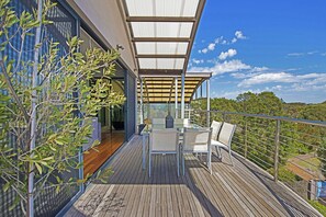A balcony with a table and chairs, overlooking a scenic landscape. - Diamond View Sorrento Holiday Home with Pool (Sorrento)