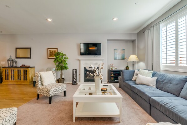 Smart TV, fireplace, Netflix, Hulu