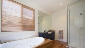 Bathtub - KaniCoast  Sorrento holiday home with Spa (SORRENTO)