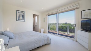 3 bedrooms, iron/ironing board, Internet, bed sheets - KaniCoast  Sorrento holiday home with Spa (SORRENTO)