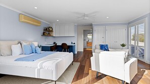 4 bedrooms, iron/ironing board, WiFi, bed sheets