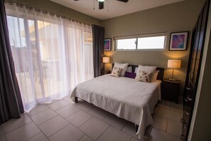 2 chambres, coffres-forts dans les chambres, fer et planche à repasser