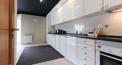 Luxurious & Modern central apt w / 4 rooms, private terrace and 2 parking spaces