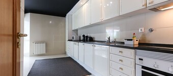 Luxurious & Modern central apt w / 4 rooms, private terrace and 2 parking spaces