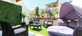 Luxurious & Modern central apt w / 4 rooms, private terrace and 2 parking spaces