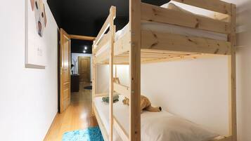 4 soverom, skrivebord, lydisolert og strykejern/-brett