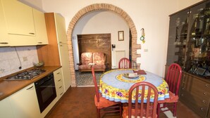Coffee/tea maker, fridge, oven, stovetop - Rustic Tuscan Apartment (Provincia di Grosseto)
