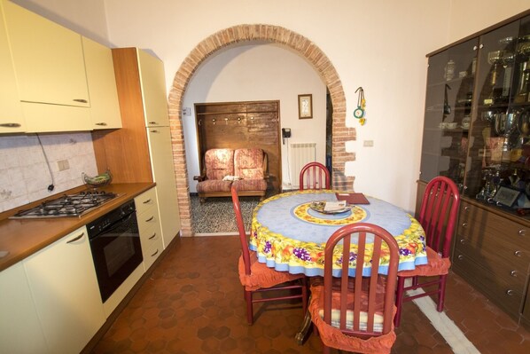 Réfrigérateur, four, plaque de cuisson, cafetière/bouilloire