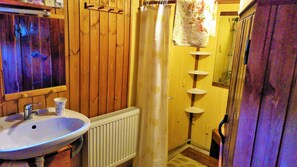 Tina con regadera, amenidades de baño gratuitas, secadora de cabello 