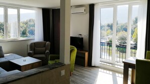 Appartement Deluxe, 2 chambres | Aire de séjour | Téléviseur à écran plat