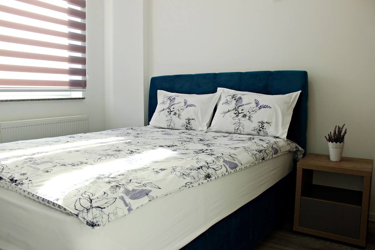 Departamento estándar | Cortinas blackout, insonorización y tabla de planchar con plancha