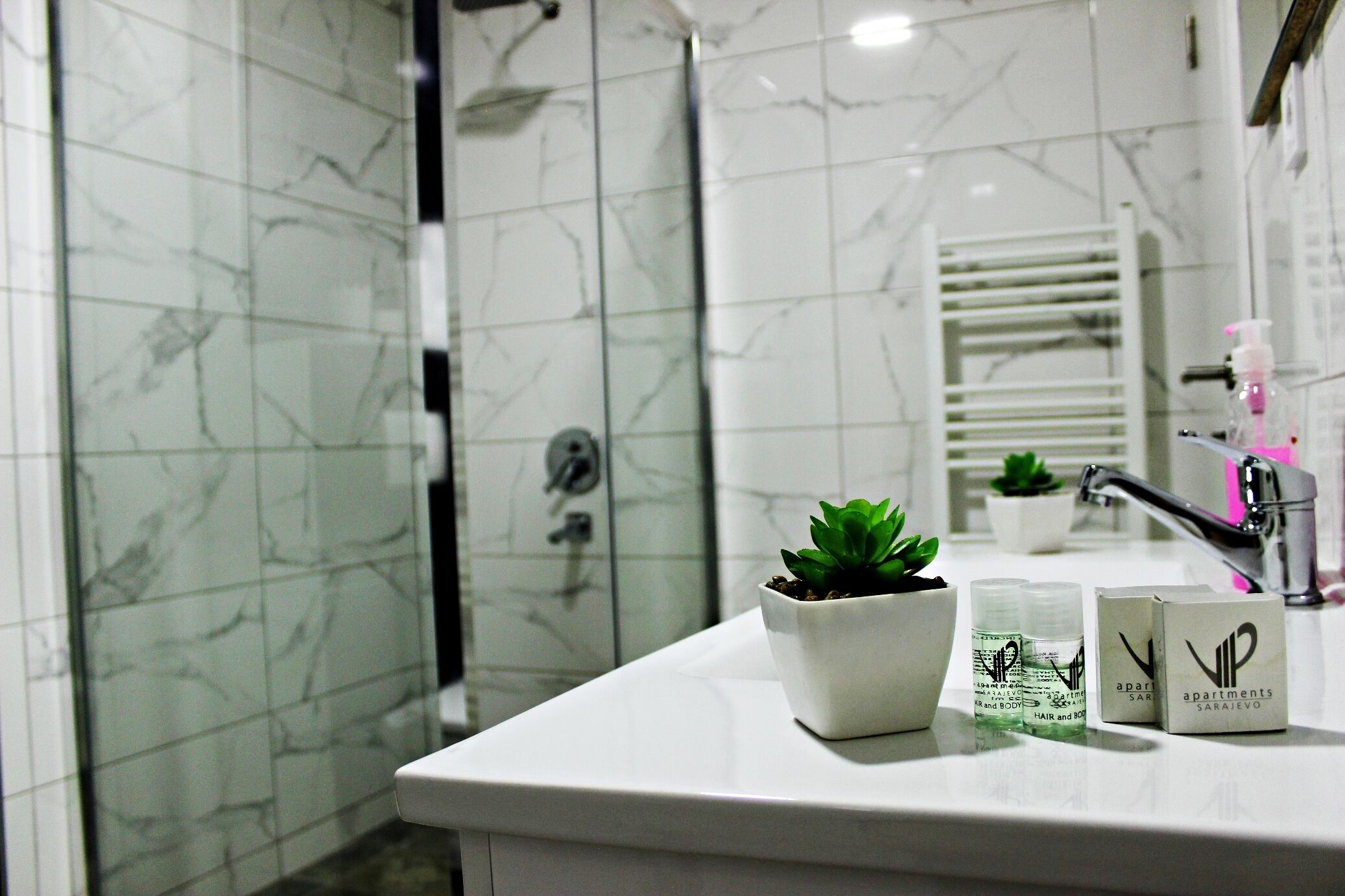 Appartement Standard | Salle de bain | Douche, sèche-cheveux, chaussons, bidet