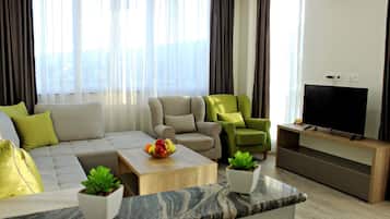 Apartemen Deluks, 2 kamar tidur | Ruang keluarga | TV layar datar