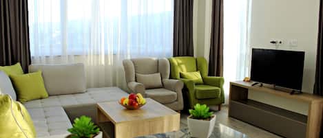Departamento Deluxe, 2 habitaciones | Sala de estar | Televisión de pantalla plana