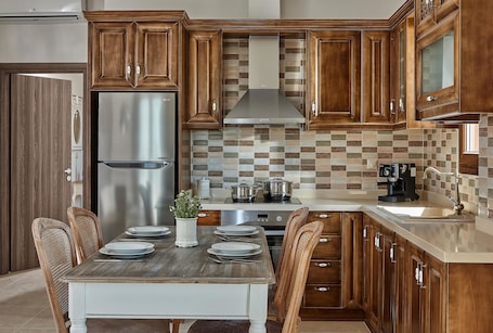 Refrigerador con freezer, horno, placa de cocina, cafetera expreso