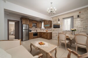 Appartement Deluxe, vue mer | Coin séjour | Télévision à écran plat